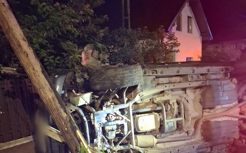 ACCIDENT în Cluj noaptea trecută. Mașină răsturnată și stâlp secerat