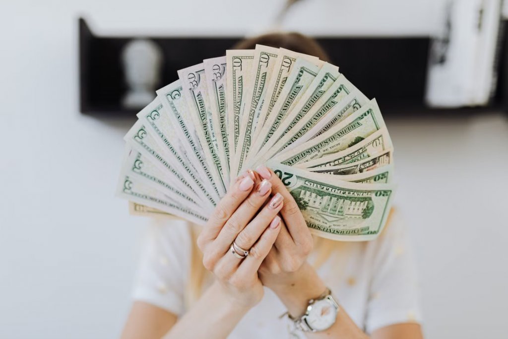Este sigur să iei un credit online de la un IFN dacă ai venituri instabile?