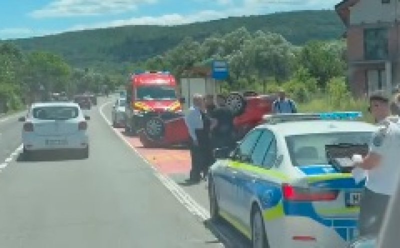 Accident lângă Cluj-Napoca. O mașină s-a răsturnat