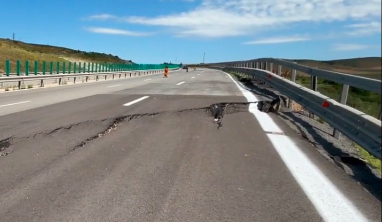 Crater uriaș apărut pe Autostrada A10 Sebeş-Turda