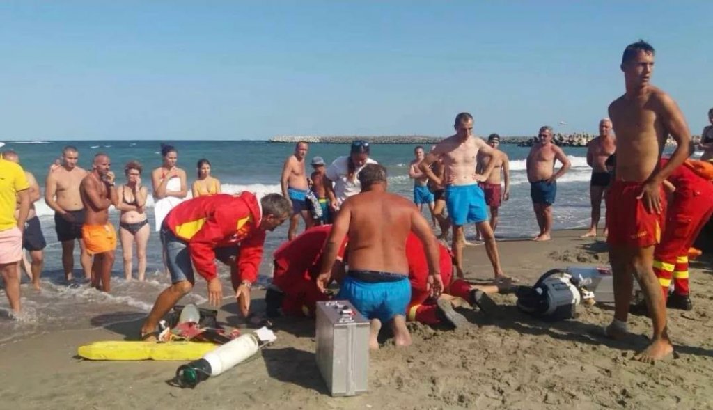 Un militar aflat în vacanță a salvat o fetiță de 11 ani din apele mării