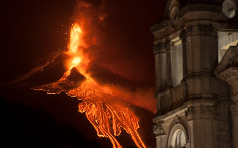 Atenționare de călătorie pentru Italia: Restricții temporare pe Aeroportul Catania pe fondul erupției vulcanului Etna