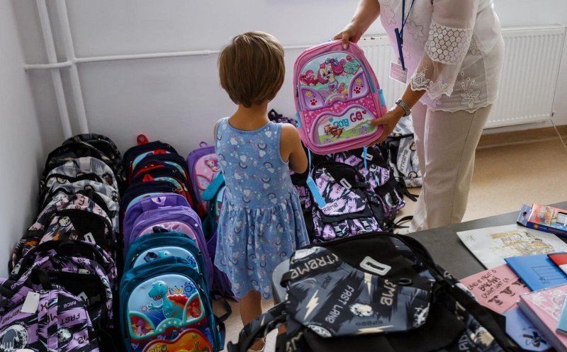 570 de elevi din familii cu venituri reduse din Cluj-Napoca primesc ghiozdane cu rechizite