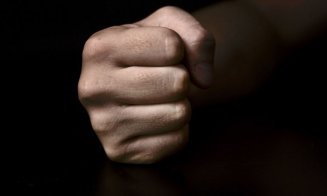 Au rupt în bătaie un bărbat pe terasa unui local, de față cu alți oameni, dar beneficiază de ”prezumția de nevinovăție”