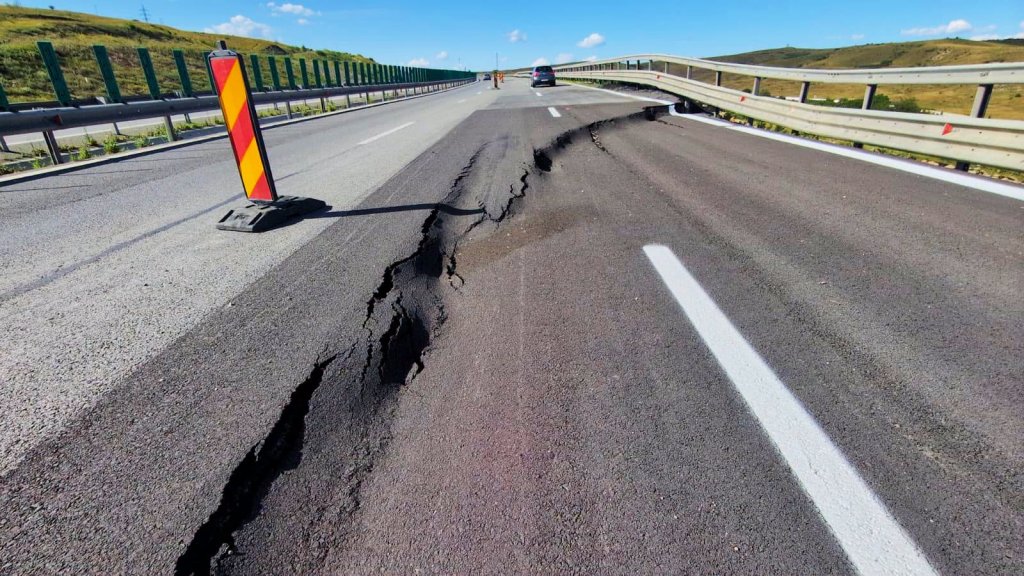 Noi reacții după surparea de pe A10. API cere ca autostrada să rămână deschisă: “Șoferii, obligați să-și riște viața pe DN1”