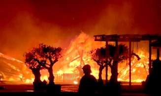Incendiu puternic pe plaja din Mamaia. 2 baruri din zona cluburilor de lux s-au făcut scrum
