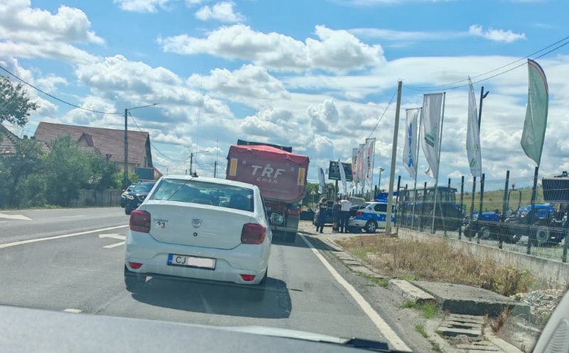 Scene tensionate pe un drum din Cluj! Un bărbat ar fi fost imobilizat și încătușat în plină stradă de către polițiști