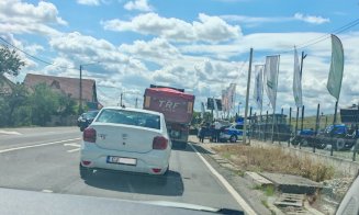 Scene tensionate pe un drum din Cluj! Un bărbat ar fi fost imobilizat și încătușat în plină stradă de către polițiști