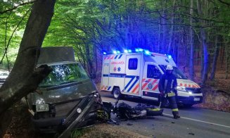 Accident între o motocicletă și o camionetă pe Făget - Sălicea. Descarcerarea și o ambulanță, la fața locului/ Un tânăr a fost transportat în stare gravă la spital