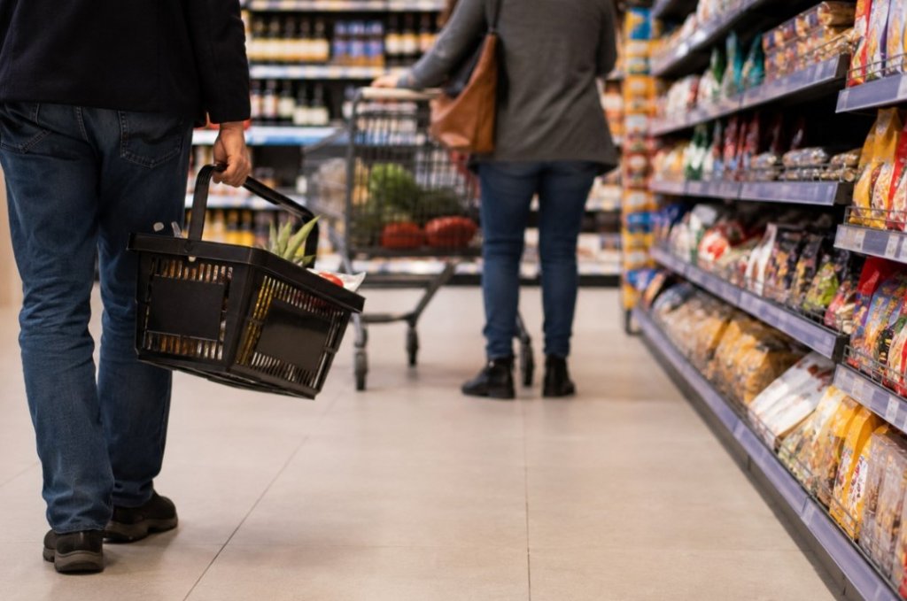 Românii își pierd încrederea în economie. Cumpără mai puțin și se așteaptă la vremuri grele / Ce îi sperie cel mai mult