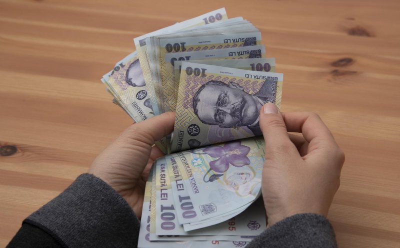 Salariul mediu net, în scădere. Domeniile în care se câștigă totuși mai bine