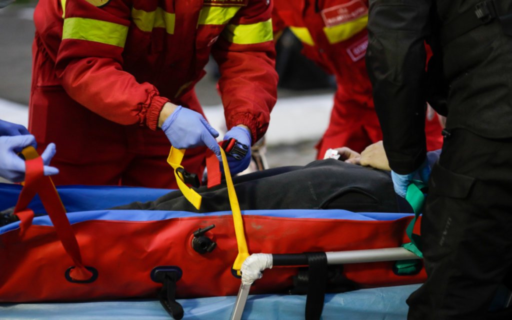 Un concurs de mâncat s-a terminat cu pumni și picioare în centrul Clujului: un tânăr a rămas inert pe asfalt după bătaia primită de la colegi