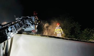 8 ore s-au chinuit pompierii să stingă incendiul izbucnit la școala din Iara / Marea provocare, alimentarea cu energie electrică a clădirii din surse 