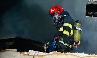 8 ore s-au chinuit pompierii să stingă incendiul izbucnit la școala din Iara / Marea provocare, alimentarea cu energie electrică a clădirii din surse diferite