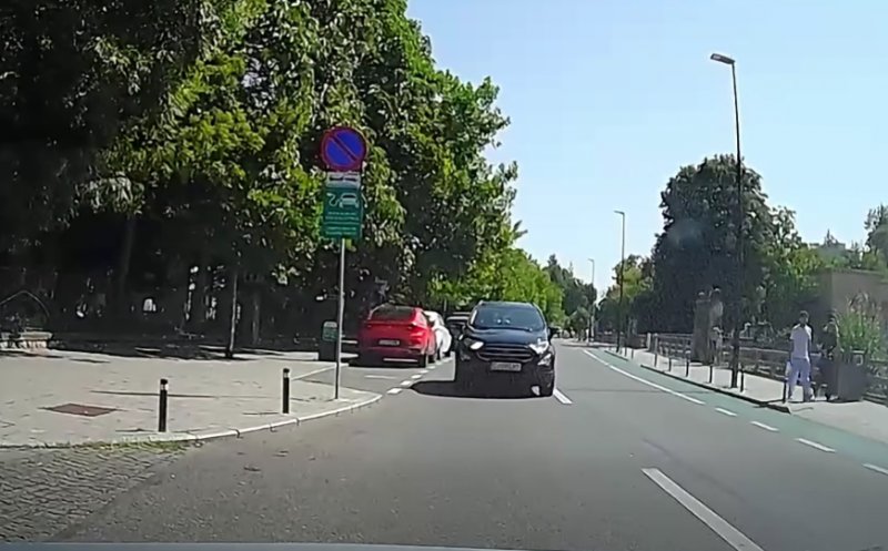Șofer surprins pe contrasens, în centrul Clujului. „Oare am văzut bine? Tot el a dat flash-uri?”