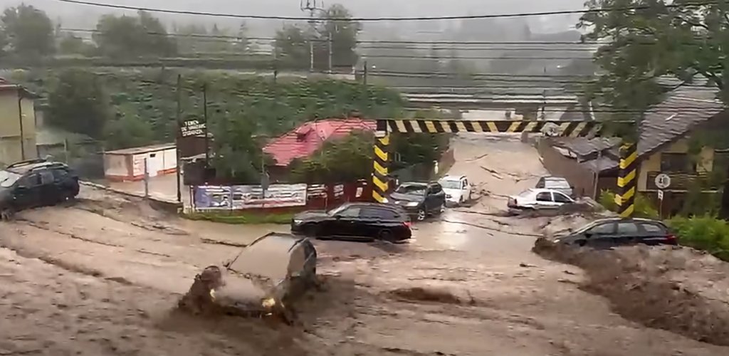 Viitură devastatoare la Bușteni! Străzile au devenit râuri, iar o mașină a fost purtată de ape sub privirile oamenilor