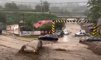 Viitură devastatoare la Bușteni! Străzile au devenit râuri, iar o mașină a fost purtată de ape sub privirile oamenilor