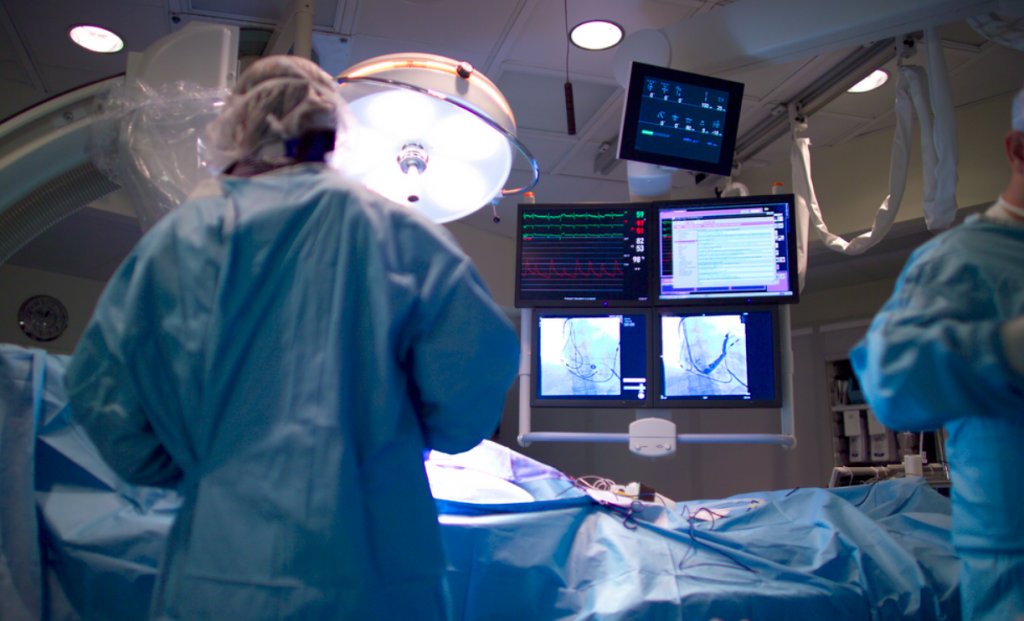 Scandal în sistemul medical: Doi medici, trimiși în judecată după ce ar fi implantat dispozitive cardiace extrase de la cadavre