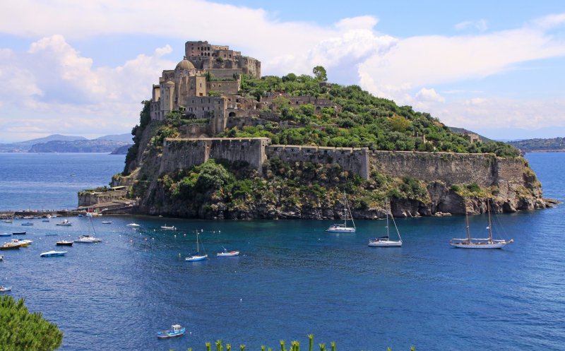 Paradisul ascuns al Italiei: insula cu ape termale și plaje superbe, la prețuri mai mici decât pe Coasta Amalfi
