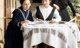 Trei tinere pe o verandă din Cluj, într-o fotografie din 1917