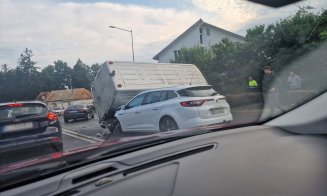 ACCIDENT spectaculos în Cluj-Napoca: S-a urcat cu duba peste un autoturism
