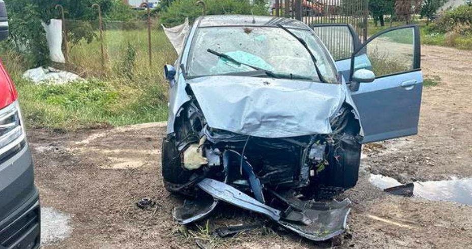 Accident în Cluj: O șoferiță și doi copii au fost răniți după ce mașina a intrat într-un cap de pod și în poarta unui imobil