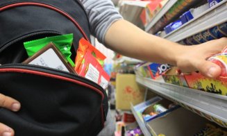 Două femei și o minoră, bănuite că au furat de două ori din același magazin din Cluj-Napoca. Primele două au fost reținute