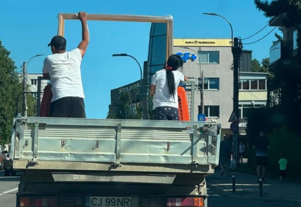 IMAGINEA ZILEI. O oglindă uriașă, transportată periculos pe o stradă din Cluj-Napoca / "Icoana făcătoare de minuni sau Gioconda?”