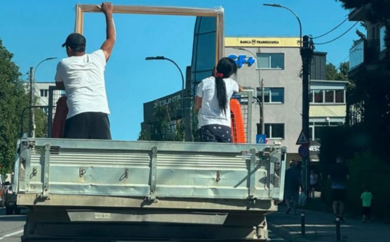IMAGINEA ZILEI. O oglindă uriașă, transportată periculos pe o stradă din Cluj-Napoca / "Icoana făcătoare de minuni sau Gioconda?”