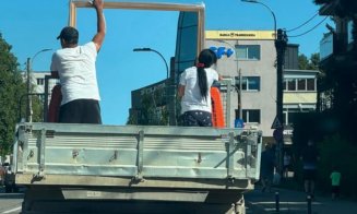 IMAGINEA ZILEI. O oglindă uriașă, transportată periculos pe o stradă din Cluj-Napoca / "Icoana făcătoare de minuni sau Gioconda?”