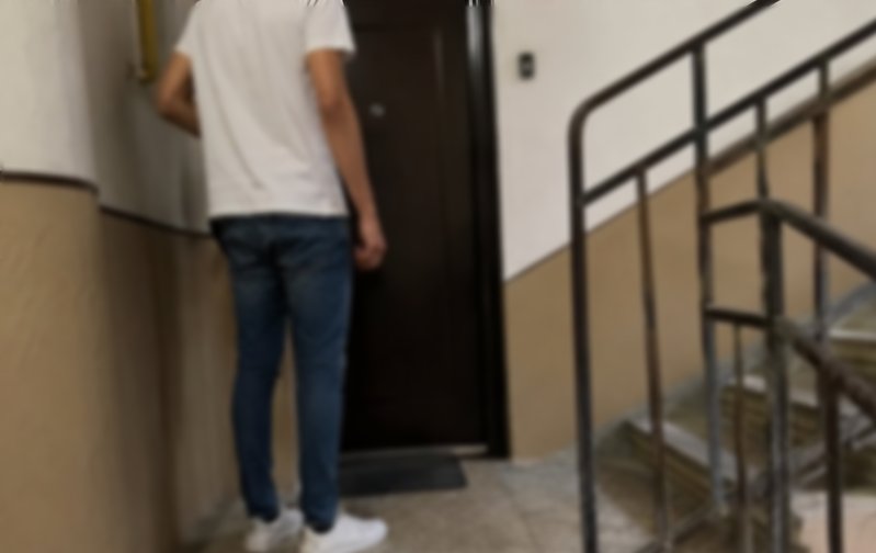 Panică printre locatarii unui bloc din Cluj-Napoca după apariția unui bărbat care solicita bani din ușă în ușă. "Pretindea că era de la salubritate"