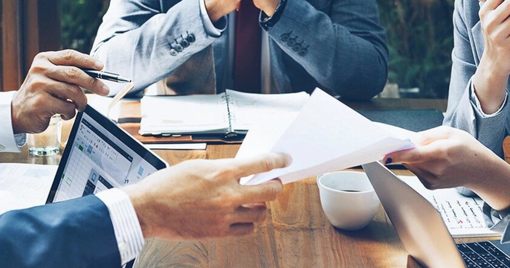 România scapă, deocamdată, de „junk”! Fitch menține ratingul BBB-, dar perspectiva rămâne negativă