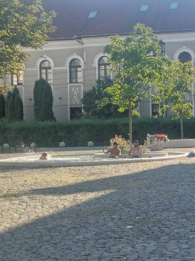 Canicula i-a scos pe unii clujeni la scăldat, ca la ștrand, în fântâna publică din centrul orașului