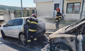 Cum a luat foc o mașină parcată. Focul s-a extins la un al doilea autoturism
