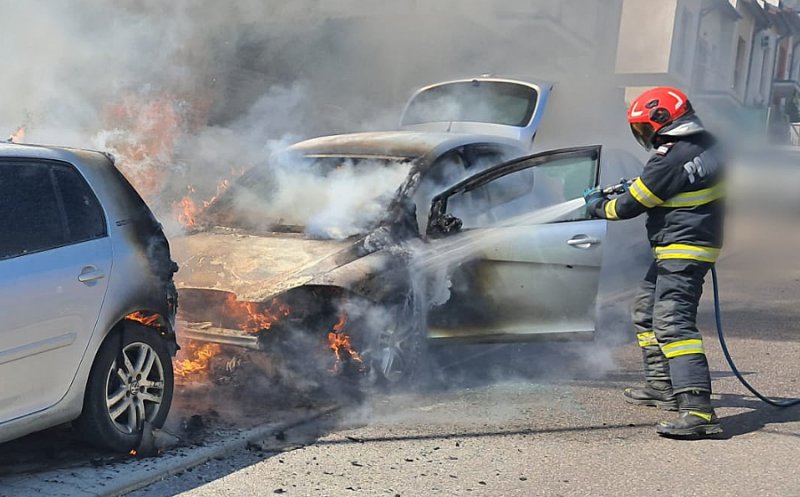 Cum a luat foc o mașină parcată pe o stradă din Cluj. Focul s-a extins la un al doilea autoturism