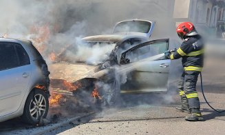 Cum a luat foc o mașină parcată pe o stradă din Cluj. Focul s-a extins la un al doilea autoturism