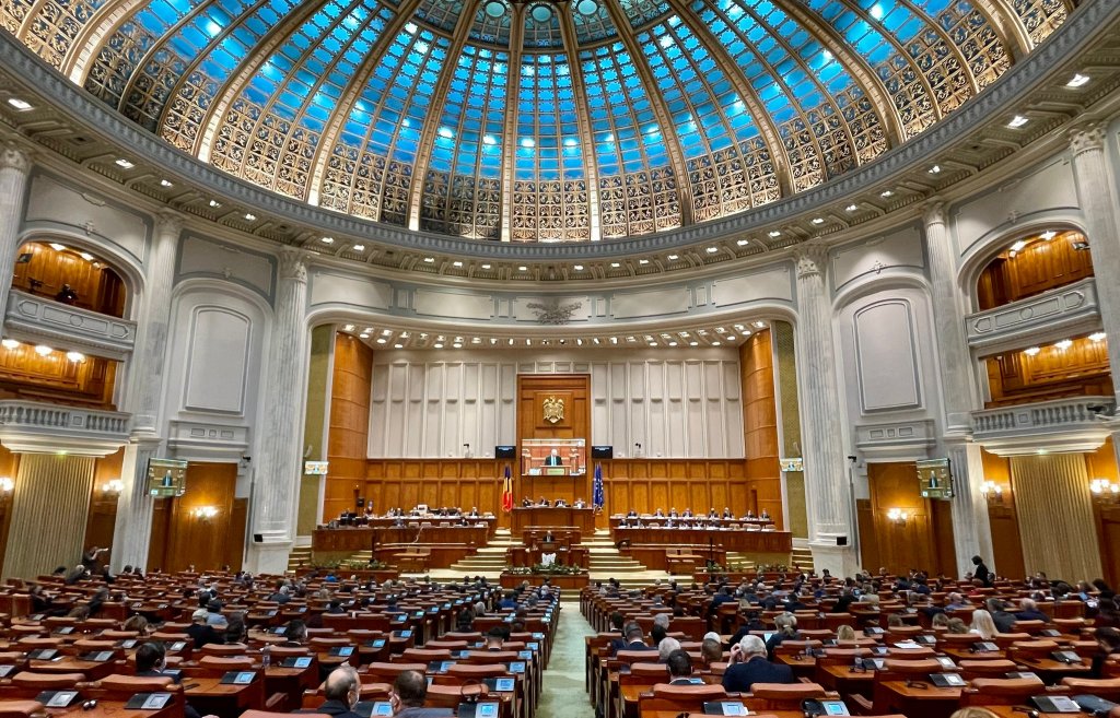 Legea decarbonizării în forma actuală adusă de PSD, păgubește România, avertizează președintele și anunță că NU o va promulga