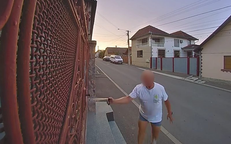 Imagini revoltătoare în Cluj: un bărbat a fost filmat în timp ce dă cu spray în câinii vecinilor. Polițiștii au reacționat imediat