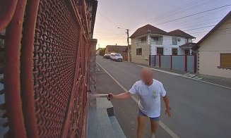 Imagini revoltătoare în Cluj: un bărbat a fost filmat în timp ce dă cu spray în câinii vecinilor. Polițiștii au reacționat imediat