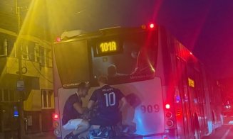 Teribilism la Cluj! Au "mers" cu autobuzul pe suportul de biciclete