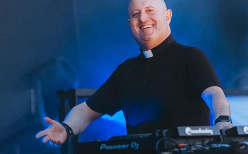 PREOT și DJ. Padre Guilherme a celebrat liturghia în noua catedrală greco-catolică din Cluj / Duminică noaptea urcă pe scena UNTOLD
