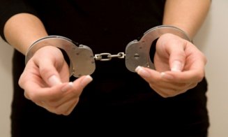 Mandat de arestare pentru ultraj, emis pe numele unei clujence de 44 de ani. A fost prinsă în toiul nopții