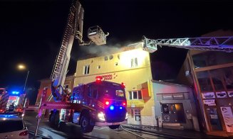 A luat foc o pensiune din Cluj-Napoca / Flăcările s-au extins și al alte locuințe învecinate