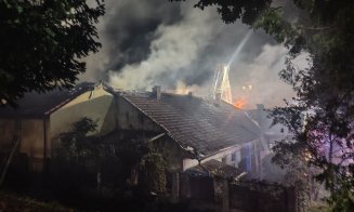 A luat foc o pensiune din Cluj-Napoca / Flăcările s-au extins și al alte locuințe învecinate
