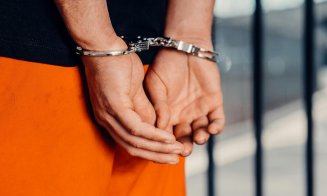 A fost adus din Italia în cătușe. Bărbat din Cluj, urmărit internațional, băgat direct în arest