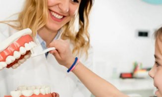 Sănătatea orală, materie în școli? Medicii stomatologi cer includerea educației pentru sănătatea dinților în curriculum