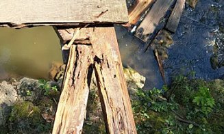 Jale în Cheile Turzii. 2 podețe care traversează pârâul Hășdate, adevărate capcane de rupt picioare / ”Știți câți turiști străini trec pe acolo?”
