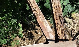 Jale în Cheile Turzii. 2 podețe care traversează pârâul Hășdate, adevărate capcane de rupt picioare / ”Știți câți turiști străini trec pe acolo?”