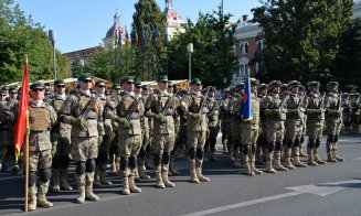 Militarii au defilat în centrul Clujului, la 110 ani de la înființarea Armatei a 4-a de Nord