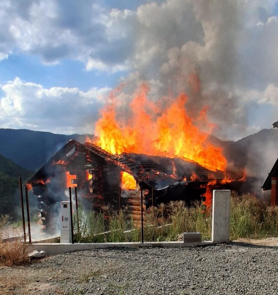 Cabană din zona de munte a Clujului, distrusă de flăcări